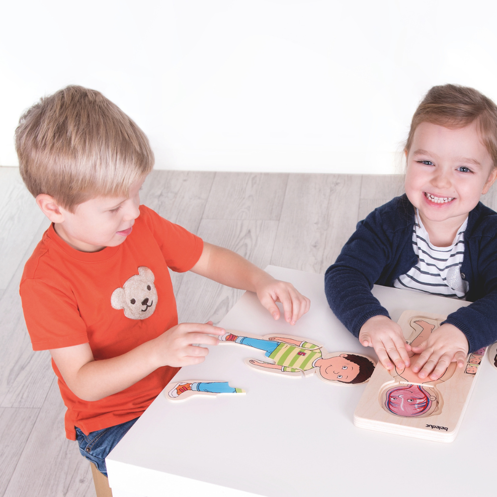 Rompecabezas del cuerpo humano niña